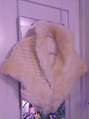 Cream Faux Fur Cropped  Zip Up Vest Shawl Caplette Super Plush & Soft Size Small